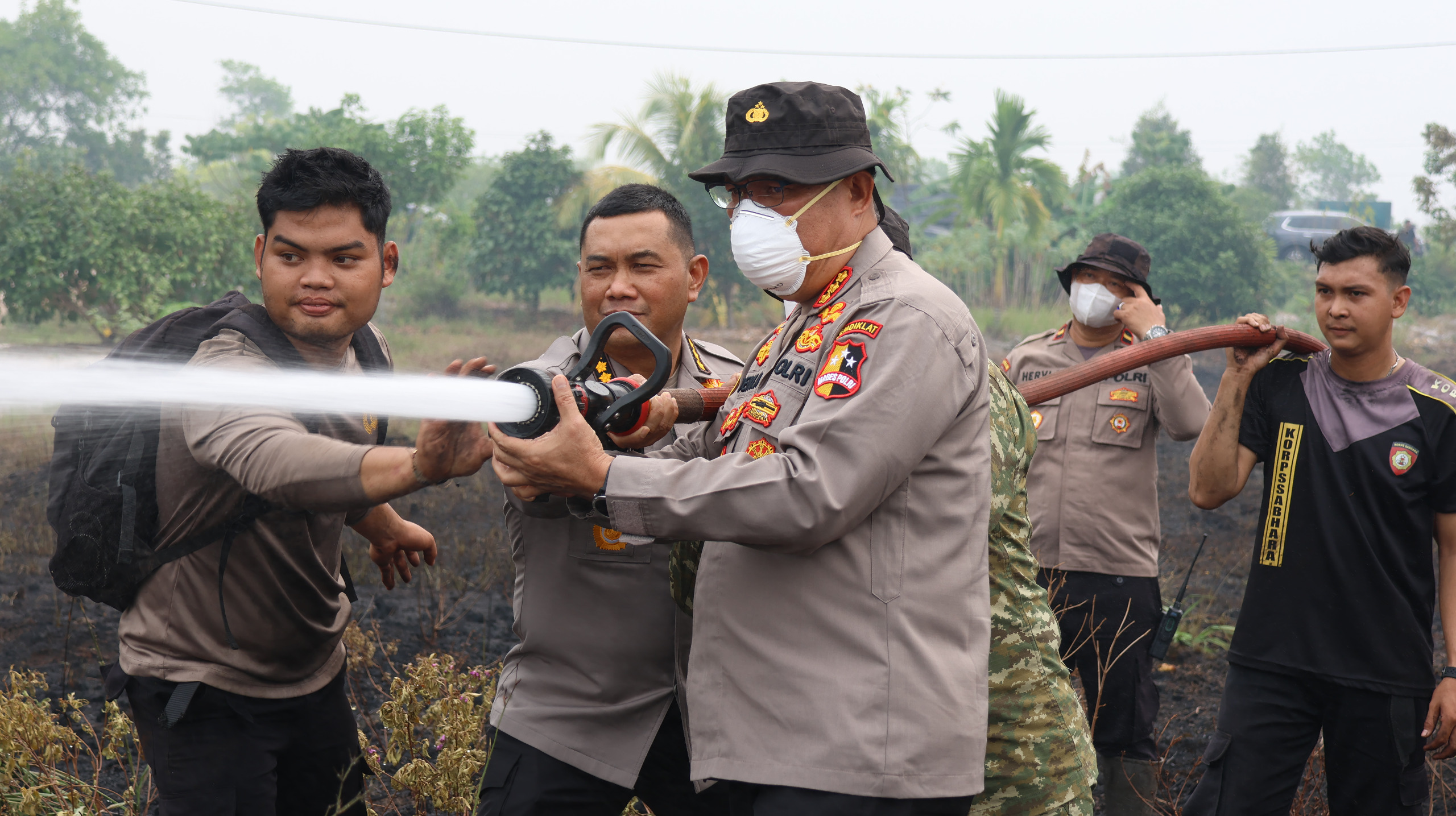 Satgas Edukasi Karhutla Aman Nusa II Lakukan Pendinginan Lahan Terbakar di Jalan Mahir Mahar