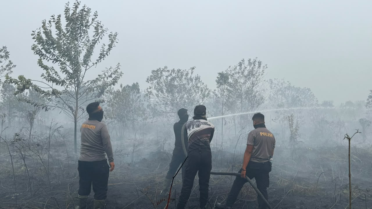 Tembus Kepulan Asap, Personel Ditsamapta Polda Kalteng Padamkan Karhutla