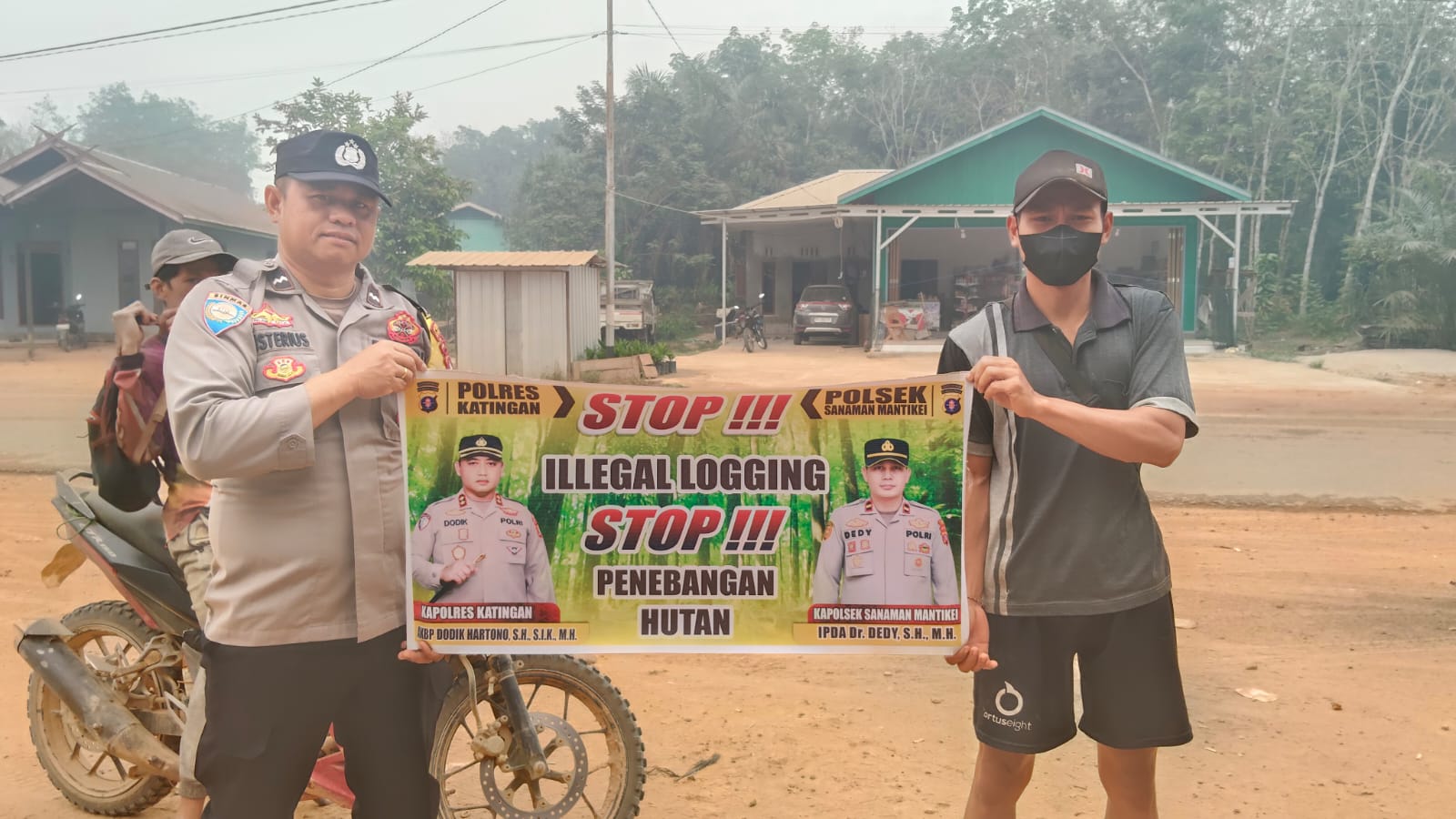 Bhabinkamtibmas desa tumbang atei laksanakan Sosialisasikan tentang larangan dan sangsi Pidana bagi pelaku Ileggal Logging kepada masyarakat di  Desa Binaan.