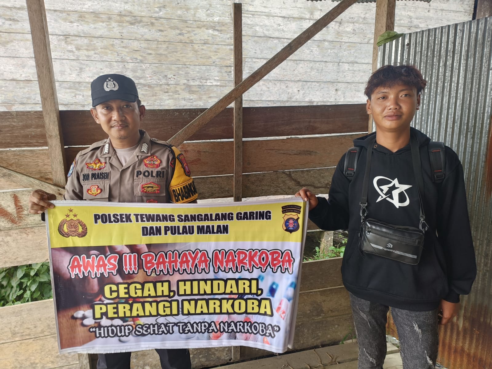 Melalui Media Spanduk, Polsek Tewang Sangalang Garing dan Pulau Malan Imbau Warga Tidak Terjerumus Penyalahgunaan Narkoba.