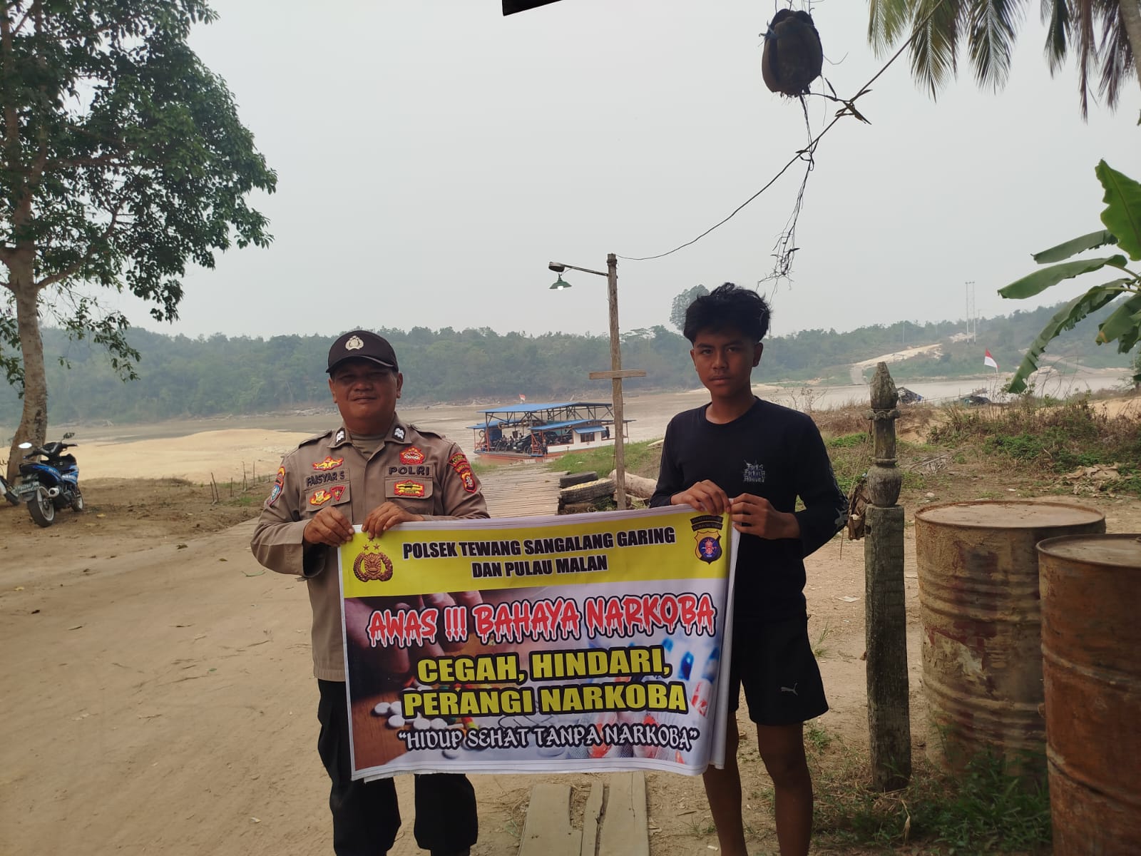 Melalui Media Spanduk, Polsek Tewang Sangalang Garing dan Pulau Malan Imbau Warga Tidak Terjerumus Penyalahgunaan Narkoba.