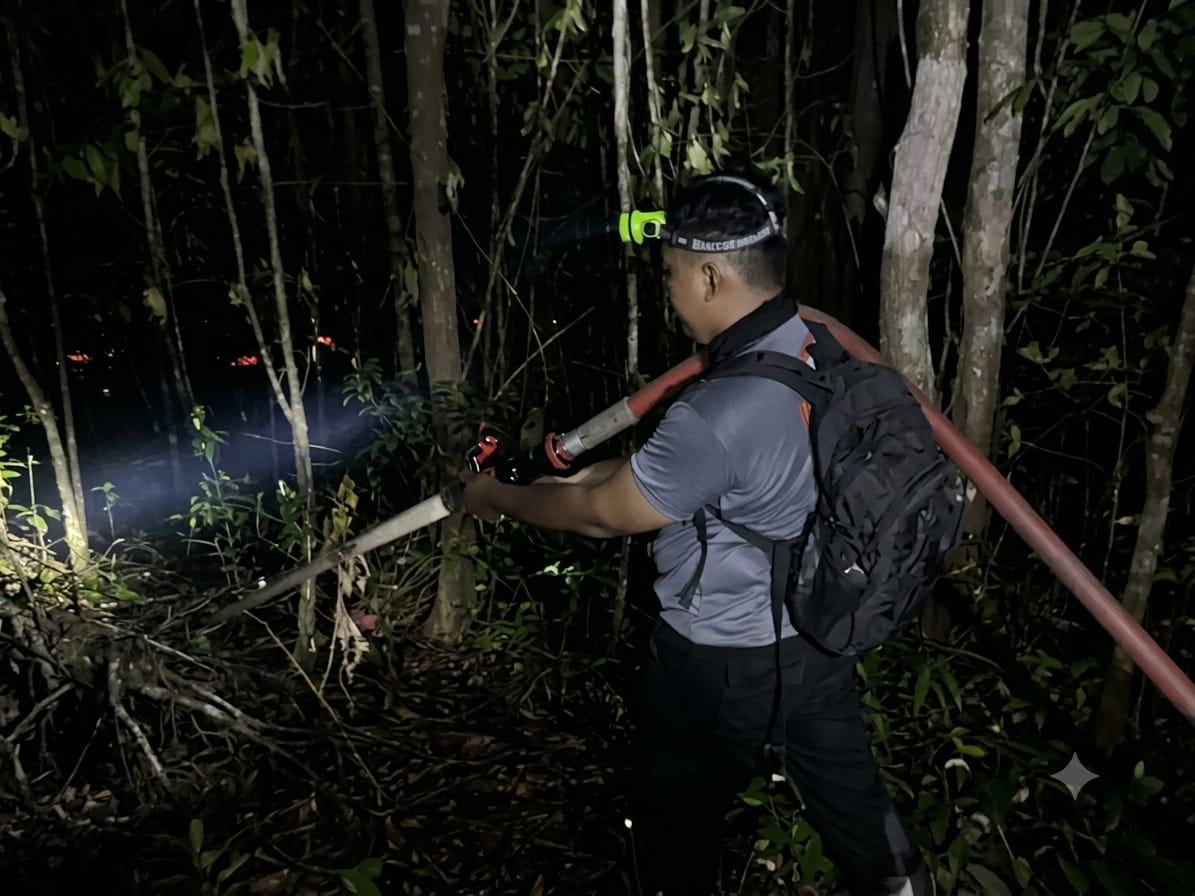Perkuat Penanganan Karhutla, Brimob Kalteng Bergerak Cepat di Malam Hari