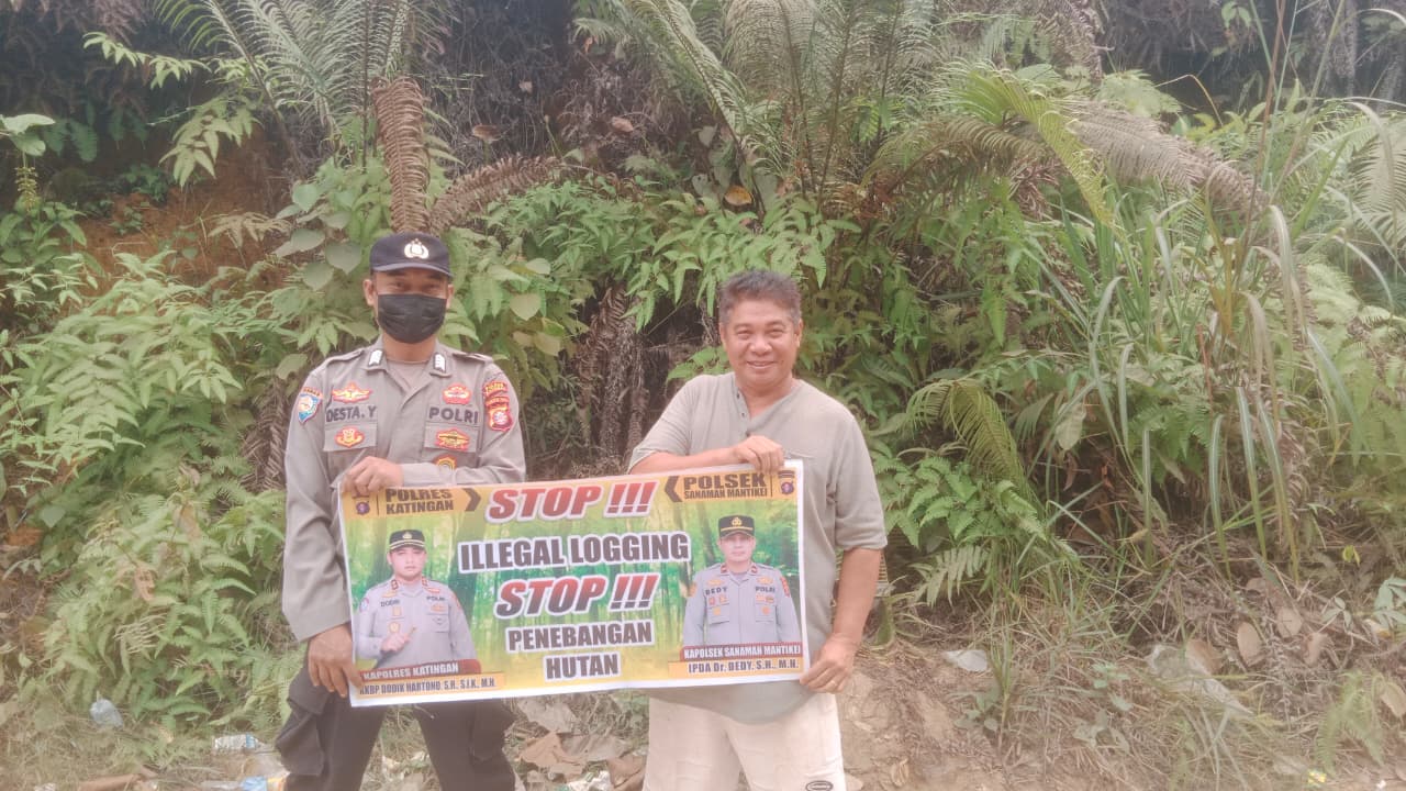Bhabinkamtibmas laksanakan Sosialisasi kan tentang larangan dan sangsi Pidana bagi pelaku Ileggal Logging kepada masyarakat di Desa Binaan.